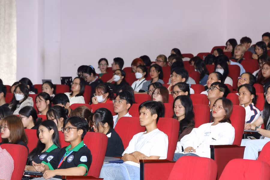 Hơn 500 sinh viên UEL tham gia sự kiện. Ảnh: Linh Phương