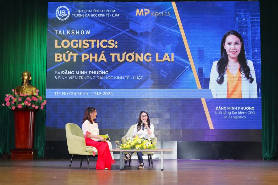 Bà Đặng Minh Phương, Nhà sáng lập kiêm Tổng Giám đốc điều hành MP Logistics, Chủ tịch Hiệp hội Logistics TPHCM chia sẻ với sinh viên, chiều 21/5. Ảnh: Linh Phương