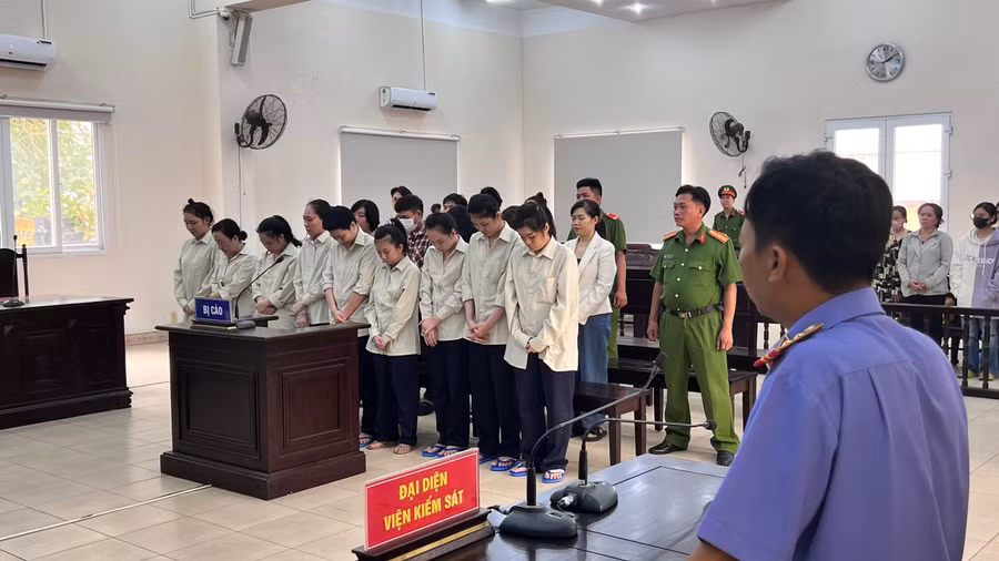 Toàn cảnh buổi tuyên án nhóm bị cáo mua bán trẻ sơ sinh. (Ảnh: Tiêu Kỳ)