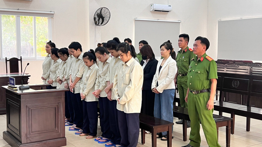 Toàn cảnh buổi tuyên án nhóm bị cáo mua bán trẻ sơ sinh. (Ảnh: Tiêu Kỳ)