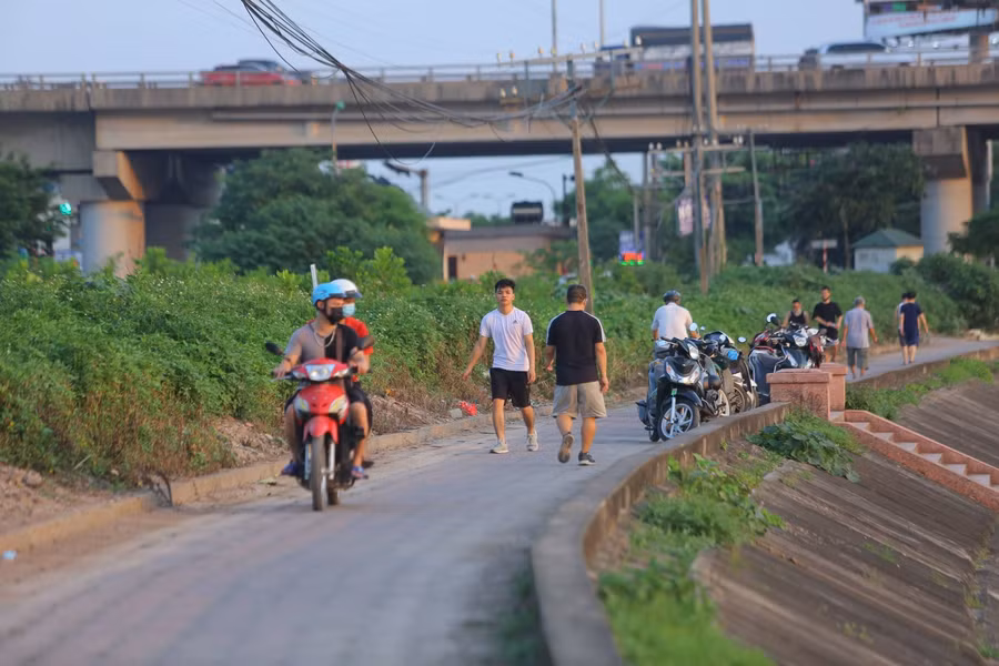 Hà Nội: Người dân “thờ ơ” với chỉ thị 12, cuối ngày ùn ùn ra hồ bơi giải nhiệt ảnh 9