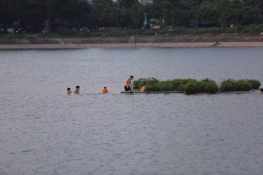 Hà Nội: Người dân “thờ ơ” với chỉ thị 12, cuối ngày ùn ùn ra hồ bơi giải nhiệt ảnh 4