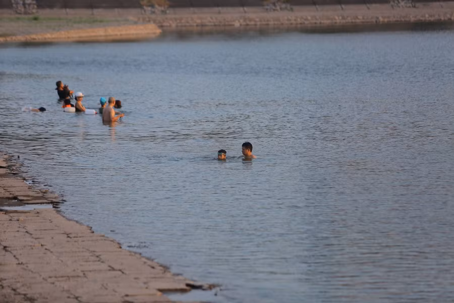 Hà Nội: Người dân “thờ ơ” với chỉ thị 12, cuối ngày ùn ùn ra hồ bơi giải nhiệt ảnh 2