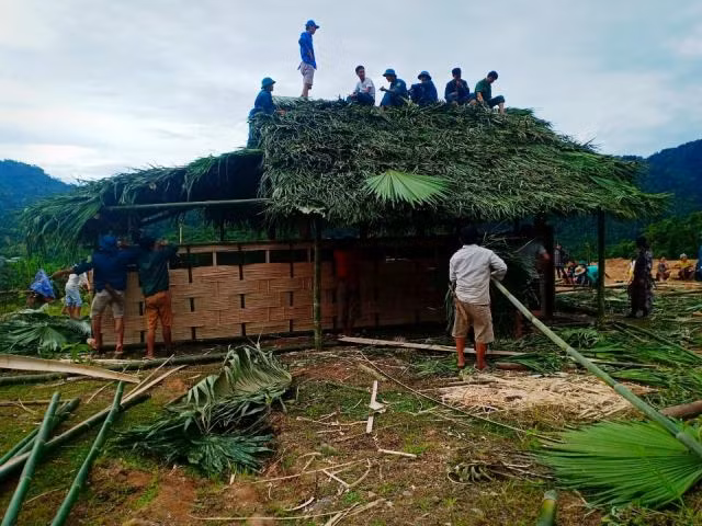 Điểm trường Mầm non Sắng Hằng có 40 cháu, hiện nay đang phải học trong phòng tranh tre, nứa lá do người dân dựng lên.