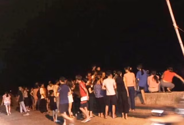 Nhiều người dân xã Ngư Lộc đứng chờ các thuyền viên được cứu về trong đêm.