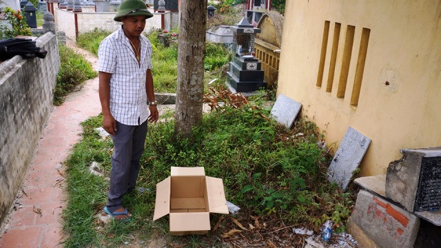 Bé gái sơ sinh được bỏ trong chiếc thùng giấy. Bé gái sơ sinh được bỏ trong chiếc thùng giấy.