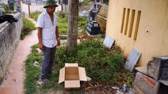 Bé gái sơ sinh được bỏ trong chiếc thùng giấy.