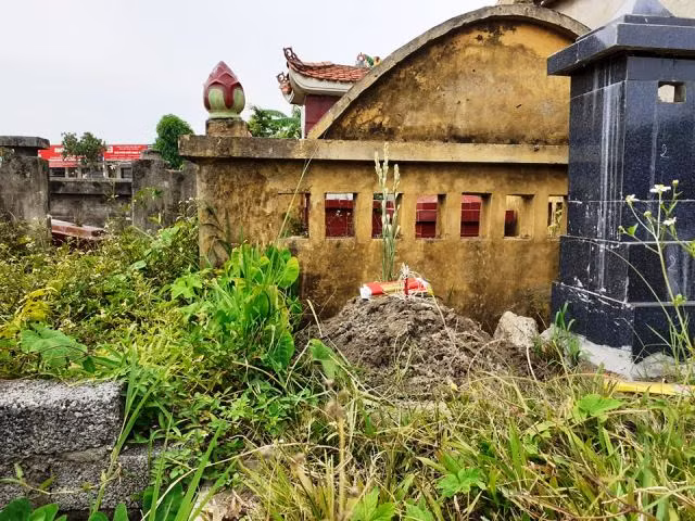 Anh Lâm đã làm thủ tục mai táng cho cháu bé xấu số.