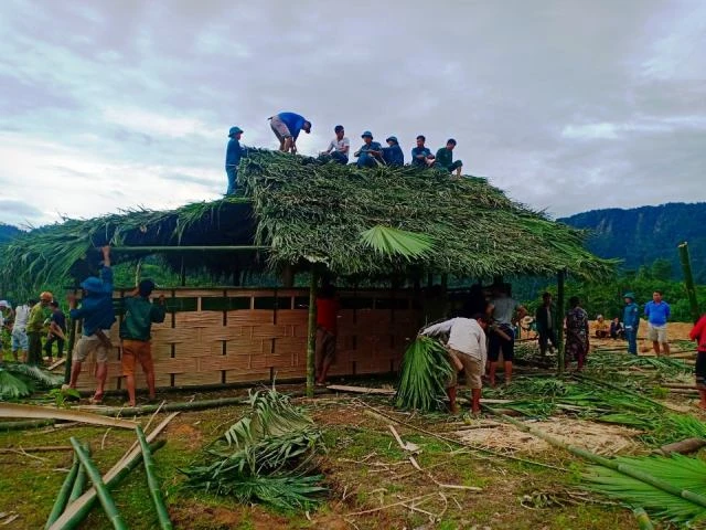 Người dân bản Sắng Hằng, xã Yên Khương (Lang Chánh-Thanh Hóa) dựng phòng học cho con em trong bản. 