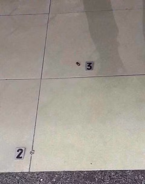 Vỏ đạn trên nền nhà sau khi đối tượng nổ súng rời khỏi hiện trường