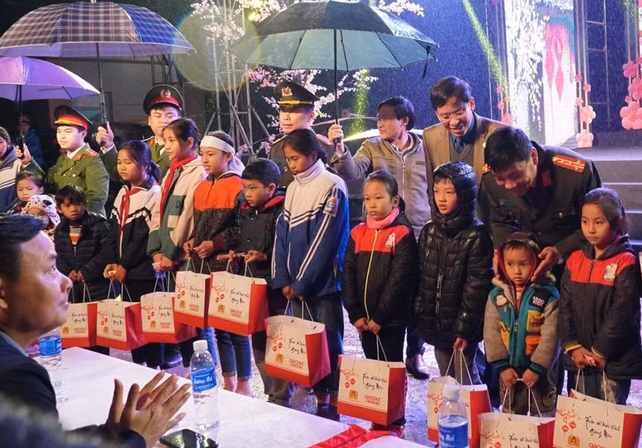 Những phần quà ý nghĩa được trao cho các em học sinh tại Chương trình