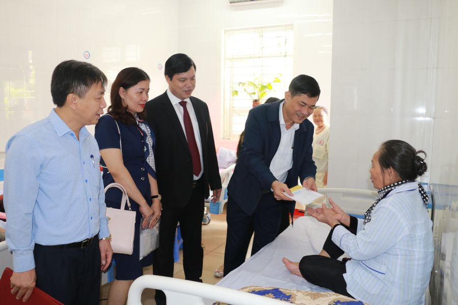Lãnh đạo Sở GD&ĐT Nghệ An thăm hỏi, động viên nhà giáo đang điều trị tại BV Y học cổ truyền tỉnh