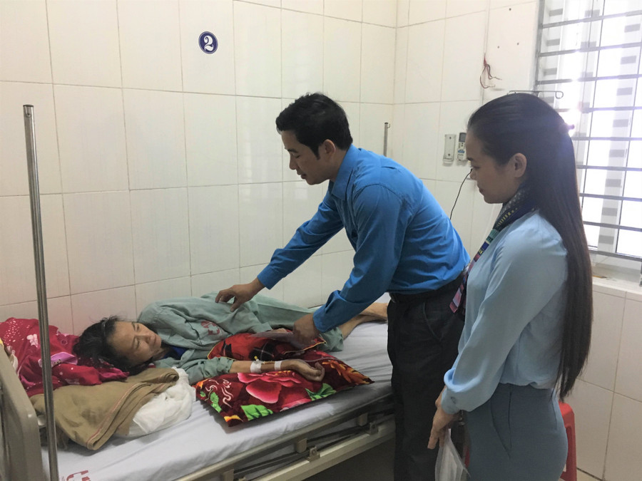 Công đoàn ngành GD Nghệ An thăm hỏi giáo viên đang điều trị tại BV Ung bướu