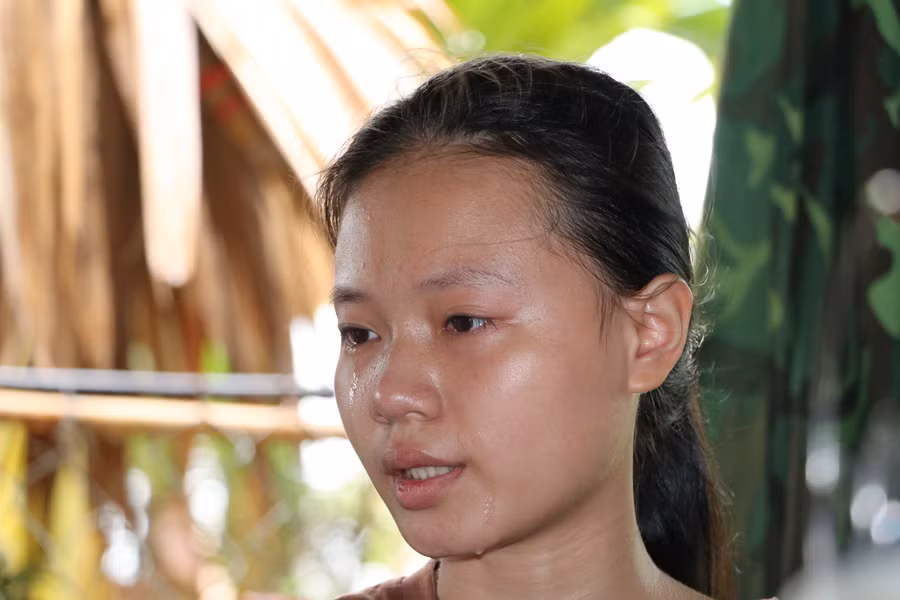 Em Hoàng Thị Hải Yến nghẹn ngào nhớ lại khoảng thời gian có bố mẹ ở bên. Ảnh: Hồ Lài.