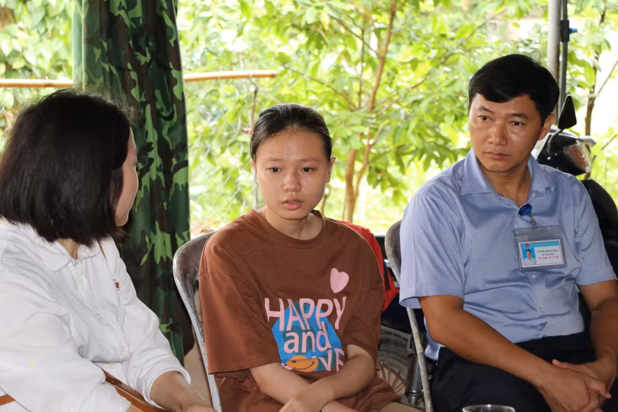 Ông Tưởng Đăng Hào (ngoài cùng bên phải) đại diện chính quyền địa phương đến thăm hỏi, chia sẻ động viên em Yến. Ảnh: Hồ Lài.