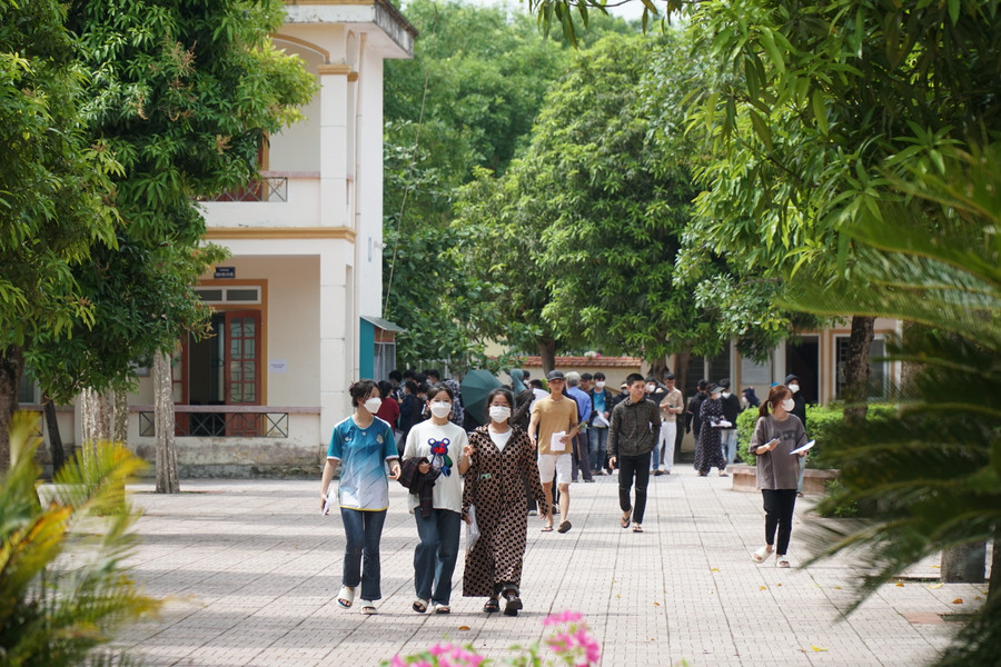 Thí sinh đến làm thủ tục dự thi tại Trường THPT Kim Liên (huyện Nam Đàn, Nghệ An). Ảnh: Hồ Lài. Thí sinh đến làm thủ tục dự thi tại Trường THPT Kim Liên (huyện Nam Đàn, Nghệ An). Ảnh: Hồ Lài.