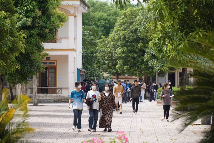 Thí sinh đến làm thủ tục dự thi tại Trường THPT Kim Liên (huyện Nam Đàn, Nghệ An). Ảnh: Hồ Lài.