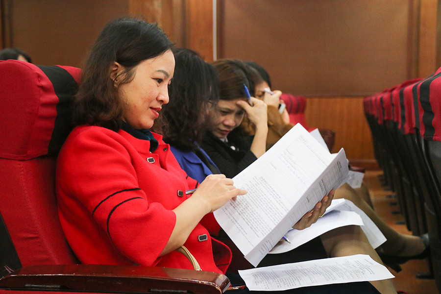 Đại biểu ghi ý kiến góp ý, chỉnh lý về chính sách nhà giáo trong dự thảo Luật Giáo dục (sửa đổi)