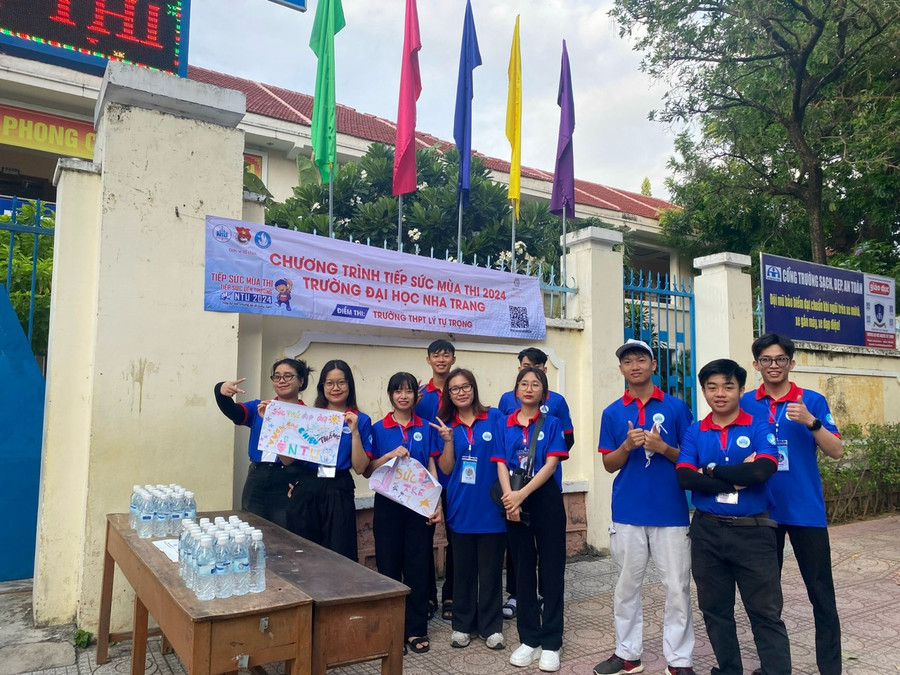 Đội tiếp sức mùa thi của Trường Đại học Nha Trang tổ chức hỗ trợ thí sinh. (Ảnh: NTU) Đội tiếp sức mùa thi của Trường Đại học Nha Trang tổ chức hỗ trợ thí sinh. (Ảnh: NTU)