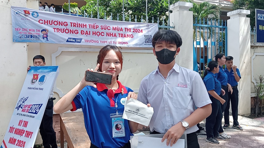 Thí sinh tại điểm thi Trường THPT Lý Tự Trọng (TP Nha Trang, Khánh Hòa) chiều 28/6. (Ảnh: NTU) Thí sinh tại điểm thi Trường THPT Lý Tự Trọng (TP Nha Trang, Khánh Hòa) chiều 28/6. (Ảnh: NTU)