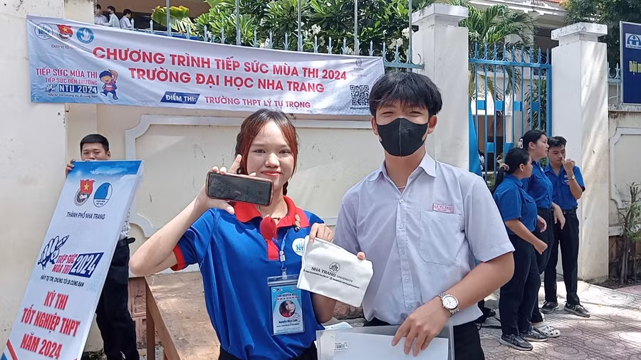 Thí sinh tại điểm thi Trường THPT Lý Tự Trọng (TP Nha Trang, Khánh Hòa) chiều 28/6. (Ảnh: NTU)