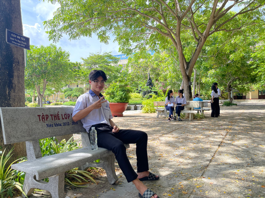 Nam sinh huyện đảo Phú Quý thể hiện quyết tâm ở môn thi Ngoại ngữ. (Ảnh: NTCC). Nam sinh huyện đảo Phú Quý thể hiện quyết tâm ở môn thi Ngoại ngữ. (Ảnh: NTCC).