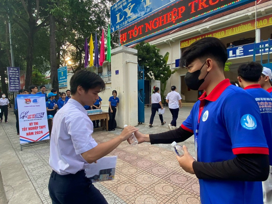 Thí sinh tại điểm thi Trường THPT Lý Tự Trọng (TP Nha Trang, Khánh Hòa) sáng 28/6. (Ảnh: NTU) Thí sinh tại điểm thi Trường THPT Lý Tự Trọng (TP Nha Trang, Khánh Hòa) sáng 28/6. (Ảnh: NTU)