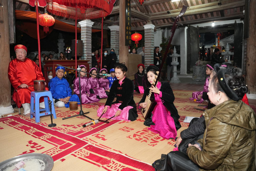 Các ca nương, đào đàn biểu diễn Hát thờ cửa Đình của bộ môn nghệ thuật Ca trù tại Đình làng Ngãi Cầu năm 2023.