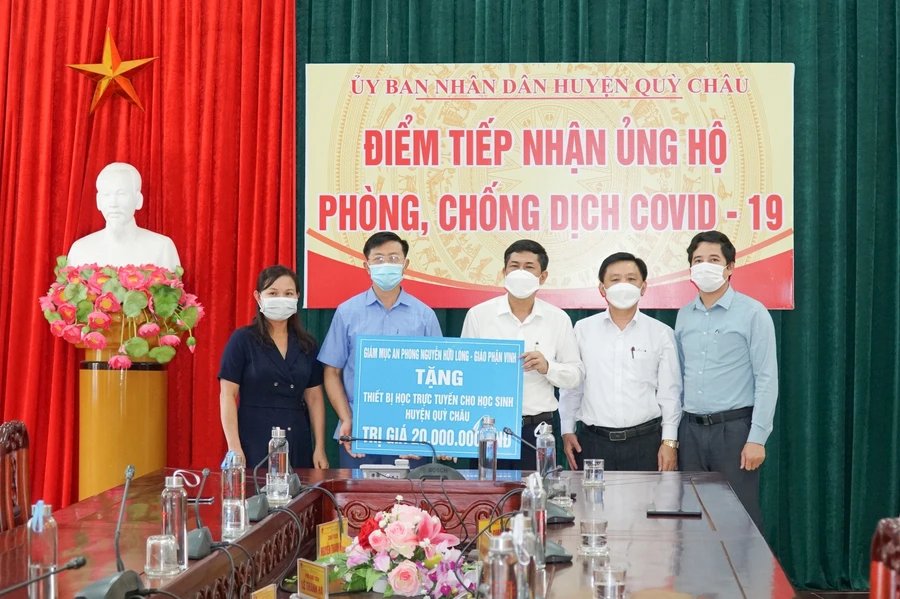 Lãnh đạo Sở GD&ĐT Nghệ An trao quà cho học sinh khó khăn huyện Quỳ Châu.