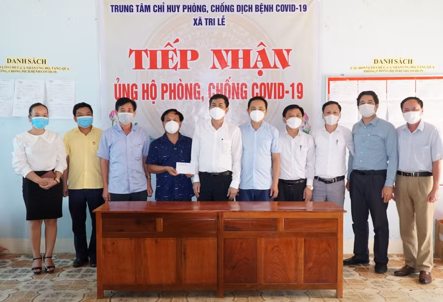 Sở GD&amp;ĐT Nghệ An trao quà hỗ trợ xã Tri Lễ, huyện Quế Phong trong phòng chống dịch Covid-19.