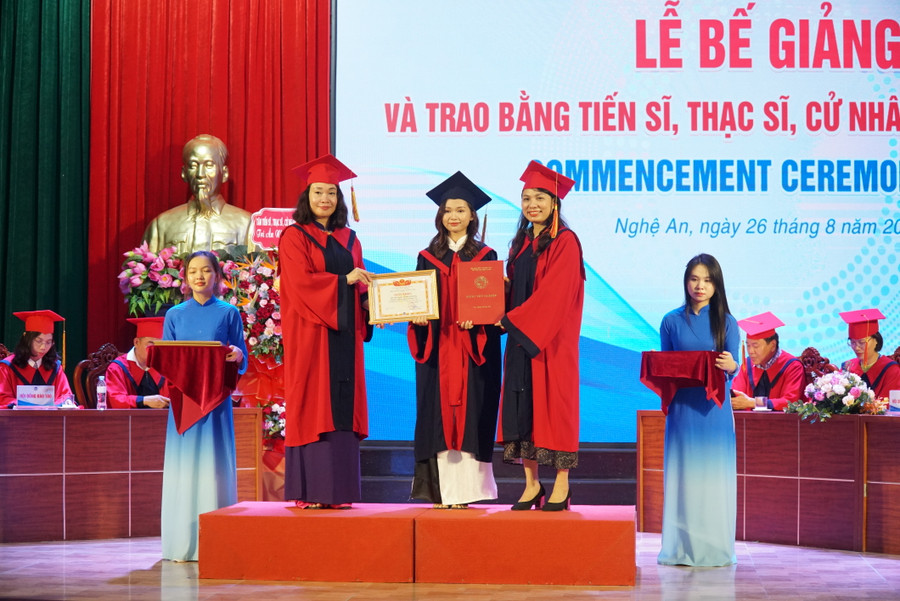 Trao bằng tốt nghiệp và giấy khen cho tân cử nhân, kỹ sư có thành tích xuất sắc trong toàn khóa học. Ảnh: Hồ Lài.