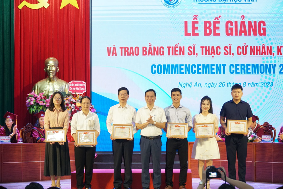 GS. Nguyễn Huy Bằng - Hiệu trưởng Trường ĐH Vinh trao giấy khen và học bổng cho nghiên cứu sinh, học viên cao học có kết quả xuất sắc trong học tập, nghiên cứu. Ảnh: Hồ Lài.