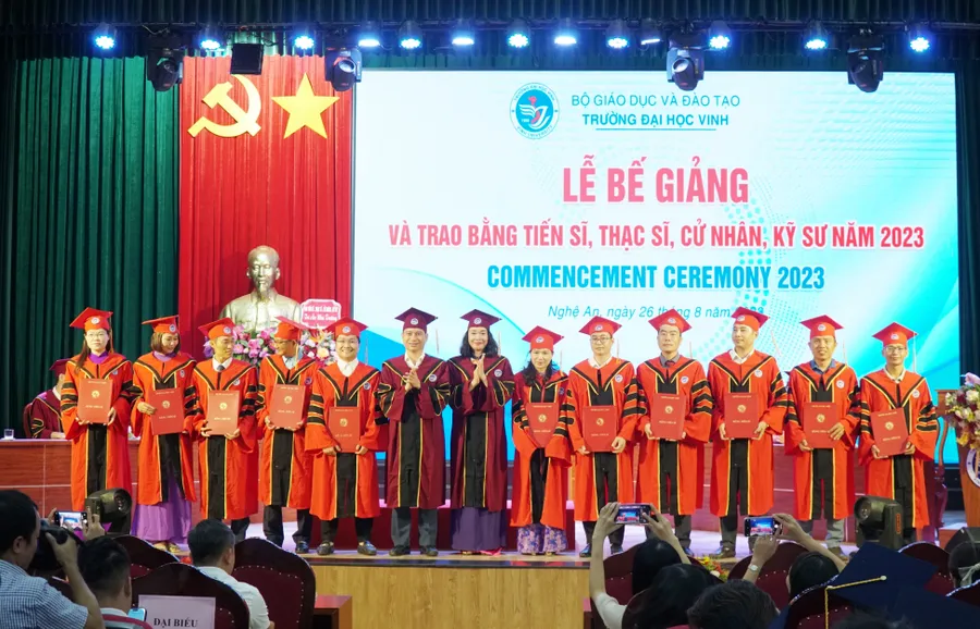 Trường ĐH Vinh trao bằng cho tân tiến sỹ năm 2023. Ảnh: Hồ Lài.