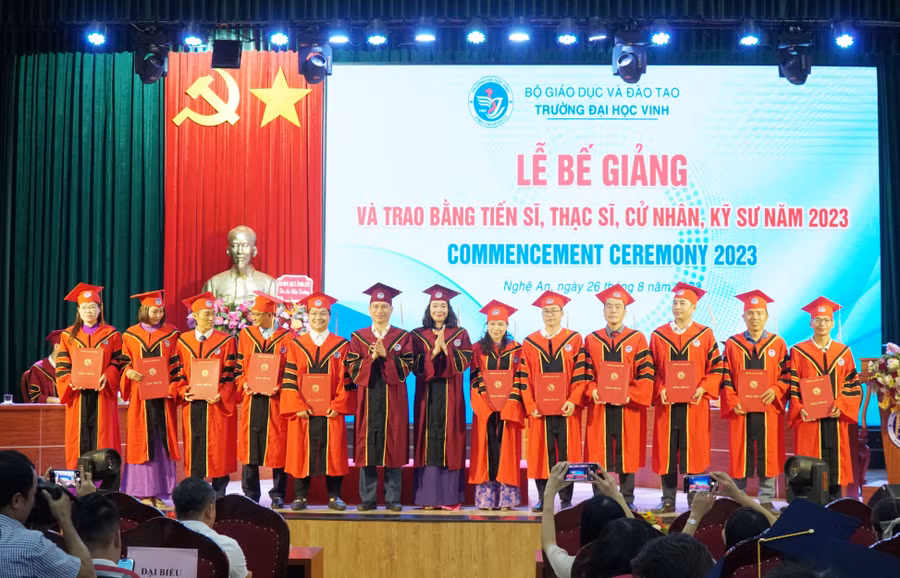 Trường ĐH Vinh trao bằng cho tân tiến sỹ năm 2023. Ảnh: Hồ Lài.