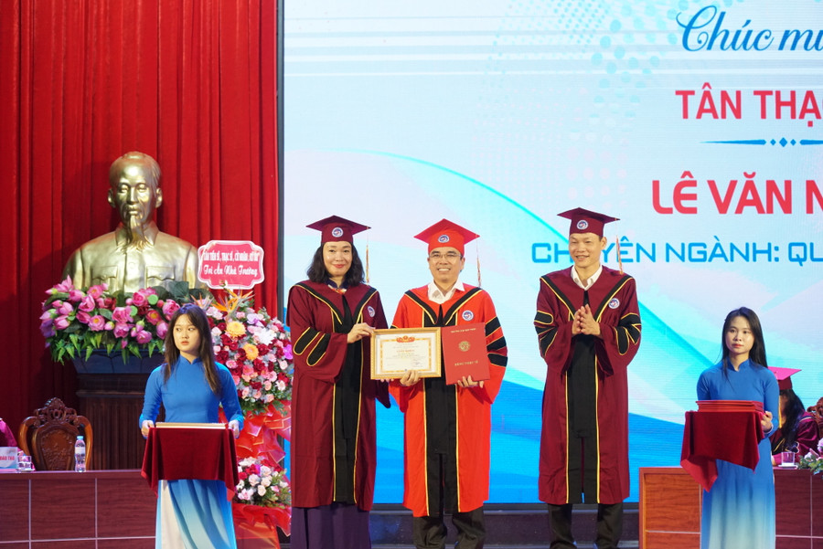 Lãnh đạo Trường ĐH Vinh cấp bằng thạc sĩ và trao giấy khen cho 197 học viên tốt nghiệp năm 2023. Ảnh: Hồ Lài.