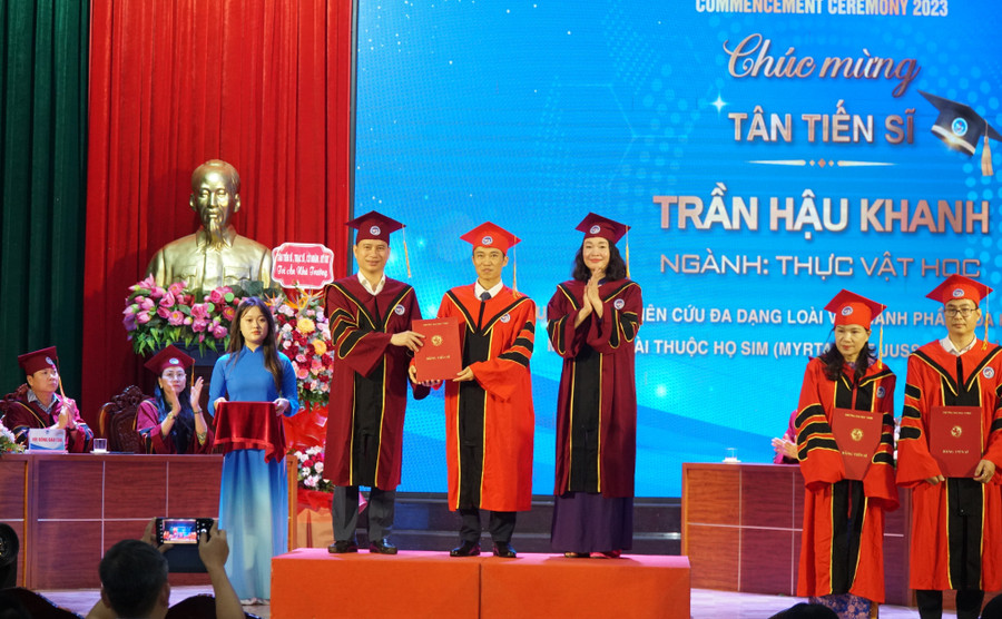 Tại buổi lễ có 12 nghiên cứu sinh được công nhận học vị và cấp bằng tiến sĩ năm 2023. Ảnh: Hồ Lài.