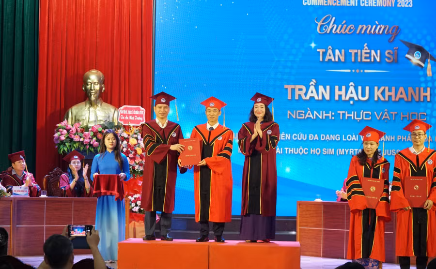 Tại buổi lễ có 12 nghiên cứu sinh được công nhận học vị và cấp bằng tiến sĩ năm 2023. Ảnh: Hồ Lài.