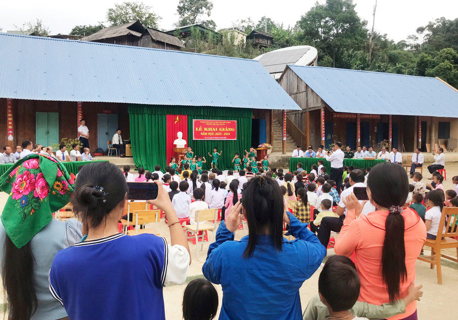 Nhiều phụ huynh cũng đến trường dự lễ khai trường và ghi lại hình ảnh đáng nhớ của con. Ảnh: Hồ Lài.