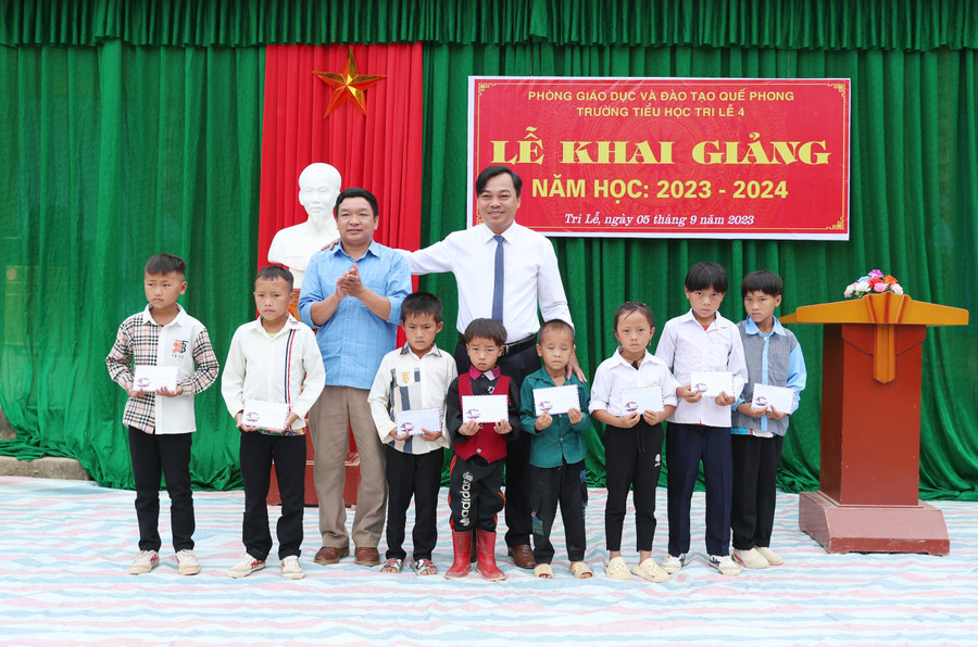 Để động viên học sinh khó khăn vươn lên trong học tập, chính quyền địa phương và nhà trường đã tặng quà cho các em nhân dịp khai giảng năm học mới. Ảnh: Hồ Lài.