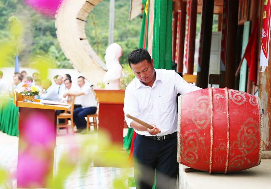 Đại diện xã Tri Lễ đánh trống khai giảng năm học mới 2023-2024 tại Trường Tiểu học Tri Lễ 4. Năm nay, trường có 286 học sinh và 31 cán bộ, giáo viên, nhân viên. Ảnh: Hồ Lài.