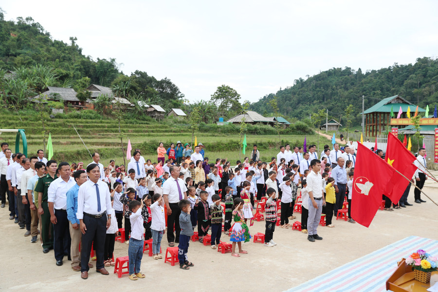 Dù còn nhiều khó khăn, thiếu thốn, nhưng nhà trường và các thầy giáo đã cố gắng tổ chức lễ khai giảng đầy đủ, trang trọng để học trò cảm nhận không khí náo nức của năm học mới. Ảnh: Hồ Lài.