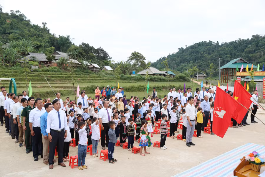 Dù còn nhiều khó khăn, thiếu thốn, nhưng nhà trường và các thầy giáo đã cố gắng tổ chức lễ khai giảng đầy đủ, trang trọng để học trò cảm nhận không khí náo nức của năm học mới. Ảnh: Hồ Lài.