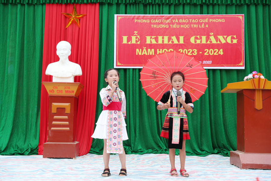 Các em học sinh biểu diễn hát múa bài &quot;Người Mèo ơn Đảng&quot; bằng tiếng Mông. Ảnh: Hồ Lài.