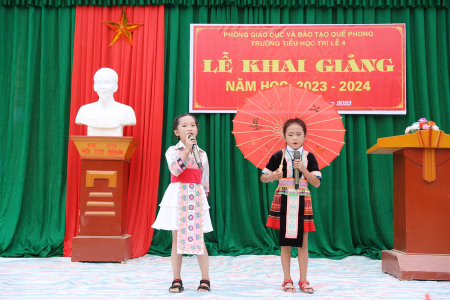 Các em học sinh biểu diễn hát múa bài "Người Mèo ơn Đảng" bằng tiếng Mông. Ảnh: Hồ Lài.