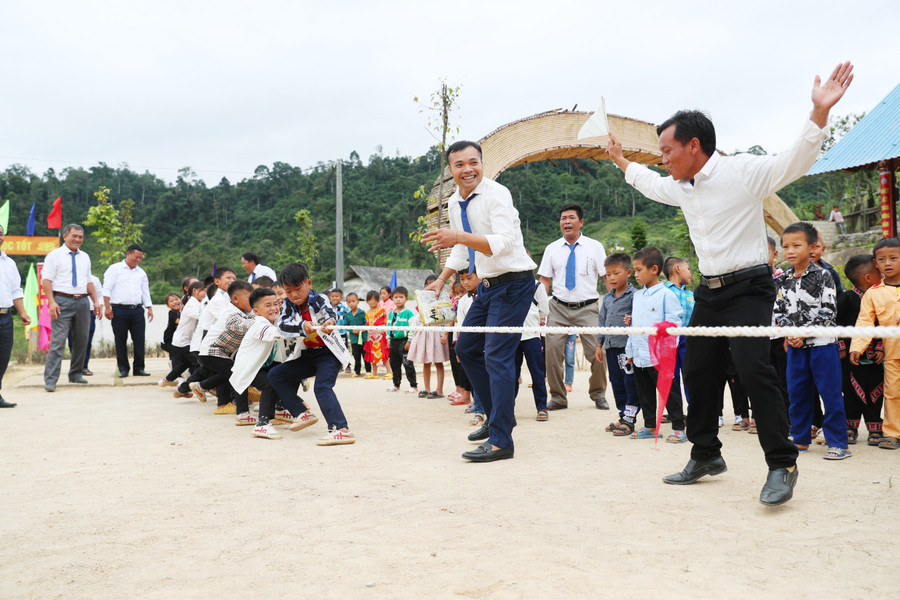Sau phần lễ, nhà trường tổ chức phần hội cho học sinh với nhiều trò chơi dân gian như: kéo co, ném còn, chơi ô ăn quan... Ảnh: Hồ Lài.