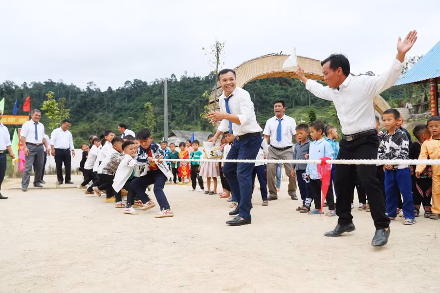 Sau phần lễ, nhà trường tổ chức phần hội cho học sinh với nhiều trò chơi dân gian như: kéo co, ném còn, chơi ô ăn quan... Ảnh: Hồ Lài.