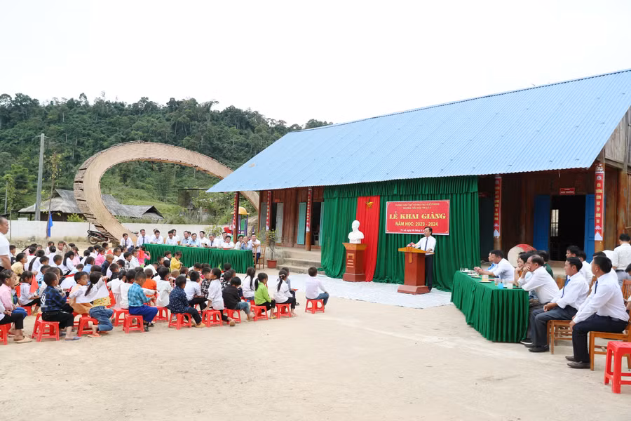 Lễ khai giảng được tổ chức tại điểm chính bản Mường Lống. Thầy Hiệu trưởng Lê Xuân Thắng căn dặn và mong muốn học sinh trong năm mới chăm ngoan, đi học đầy đủ. Ảnh: Hồ Lài.