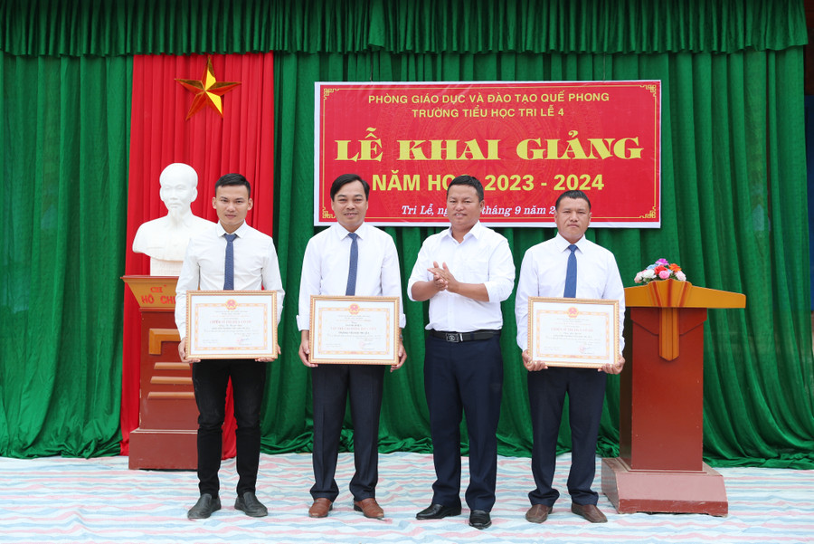 Khen thưởng cho giáo viên có thành tích xuất sắc trong năm học 2022-2023. Ảnh: Hồ Lài.
