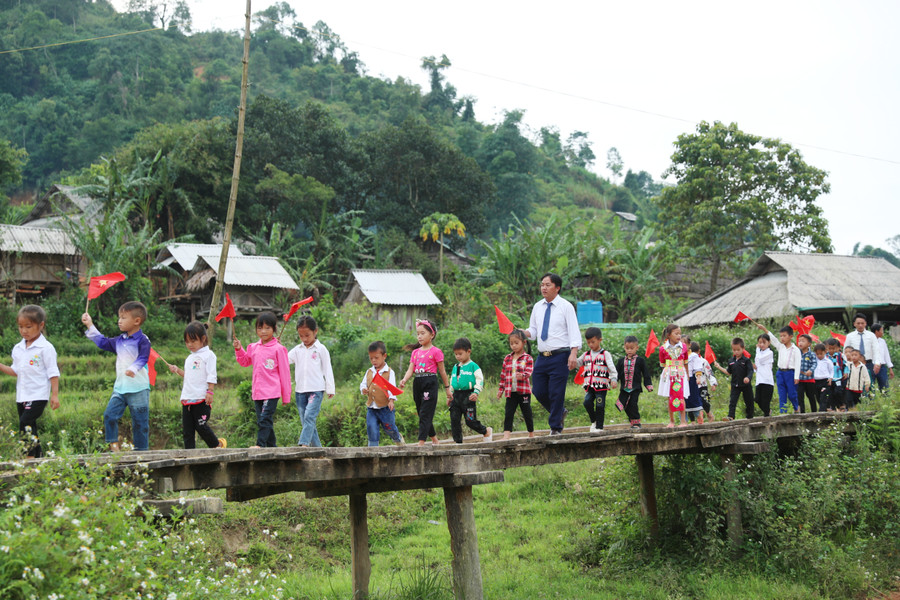 Đây là ngôi trường đặc biệt khó khăn khi đến nay vẫn không sóng, không điện, không đường giao thông thuận lợi, không chợ và không cô giáo. Ảnh: Hồ Lài.