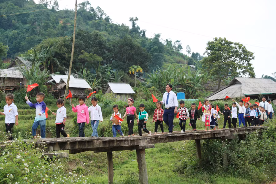 Đây là ngôi trường đặc biệt khó khăn khi đến nay vẫn không sóng, không điện, không đường giao thông thuận lợi, không chợ và không cô giáo. Ảnh: Hồ Lài.